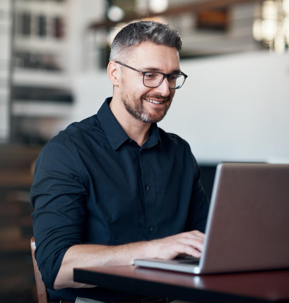 Person typing on its laptop
